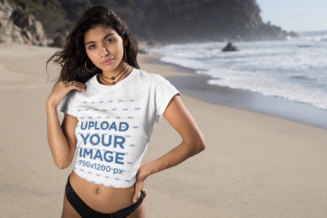 t-shirt mockup menampilkan seorang wanita di pantai