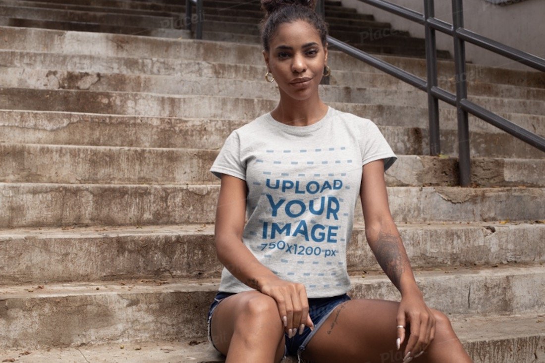 t-shirt mockup seorang wanita duduk di tangga beton