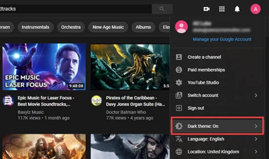 Menonton YouTube dengan opsi tema gelap diaktifkan