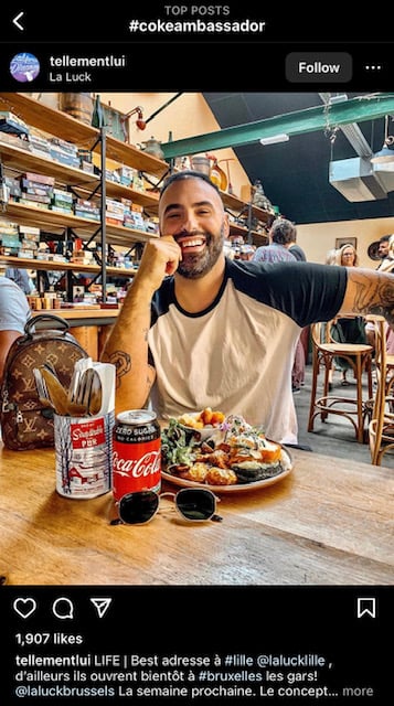 Mikro-influencer Telle Mentlui berfoto di samping produk Coca-Cola